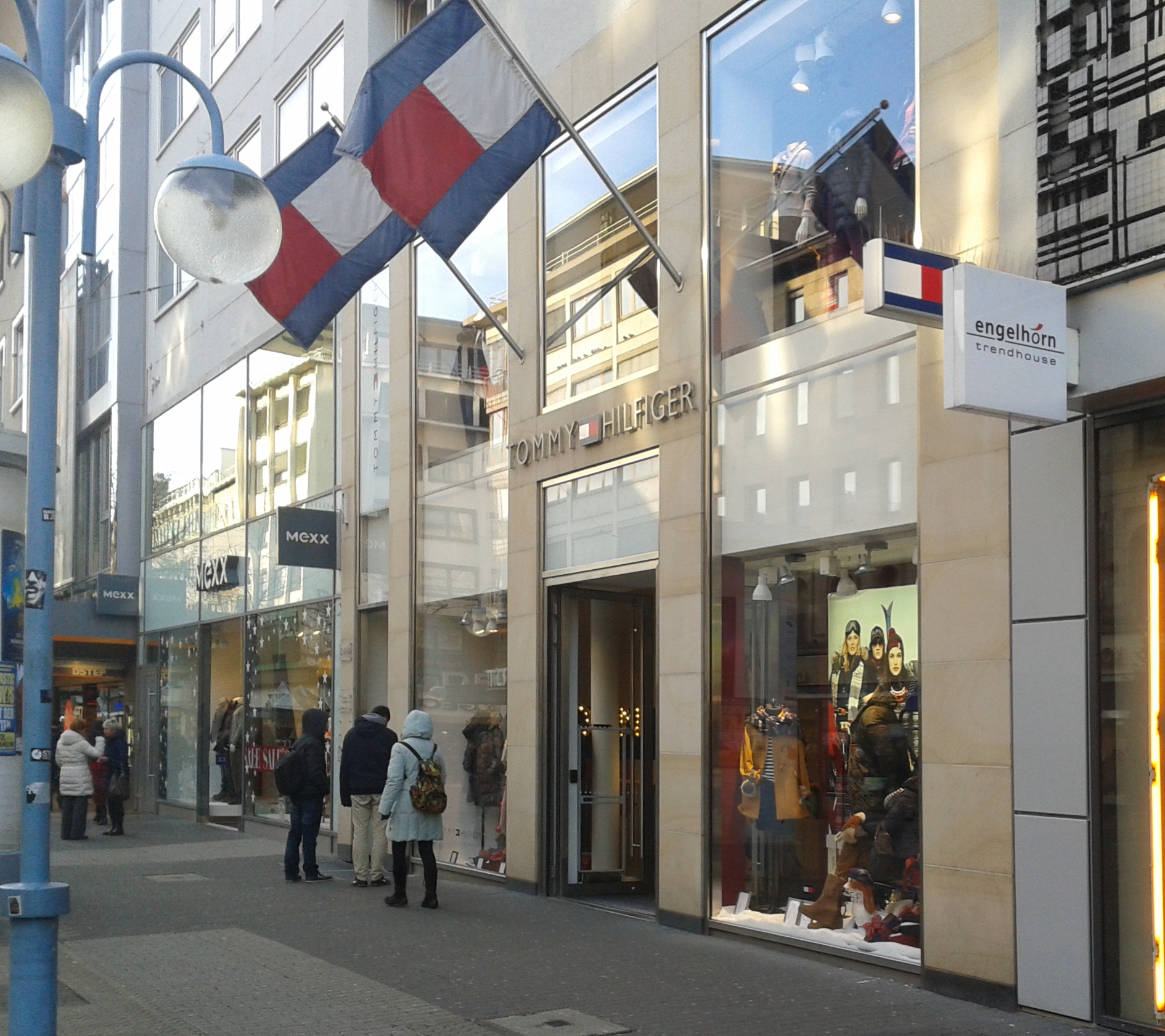 Imagem de referência de Tommy Hilfiger, descrito nos dados abertos como marca de roupas americana