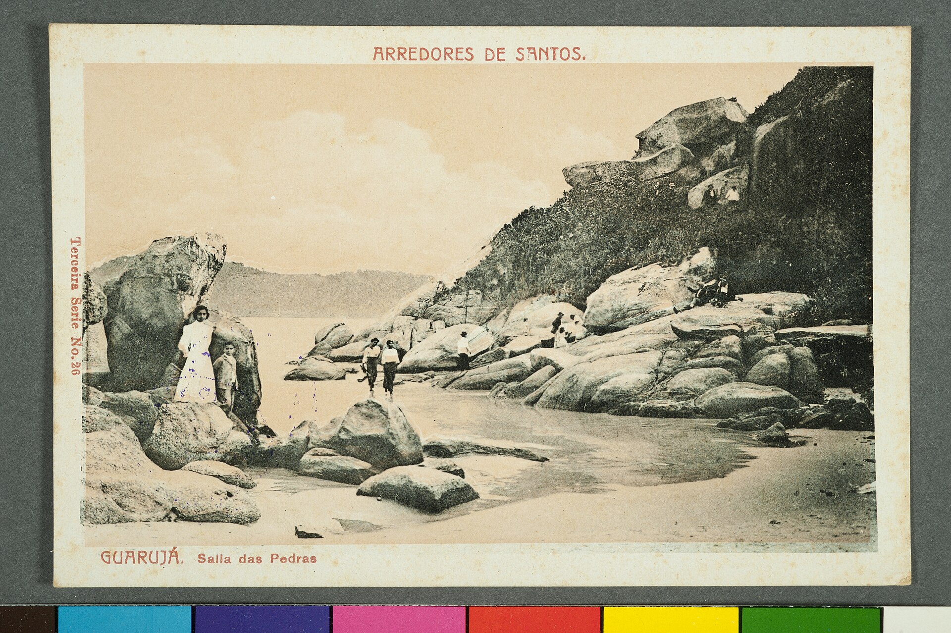 Imagem de referência de Arredores de Santos. Guarujá. Salla das Pedras, descrito nos dados abertos como item da Coleção Cartões Postais, no Museu Paulista