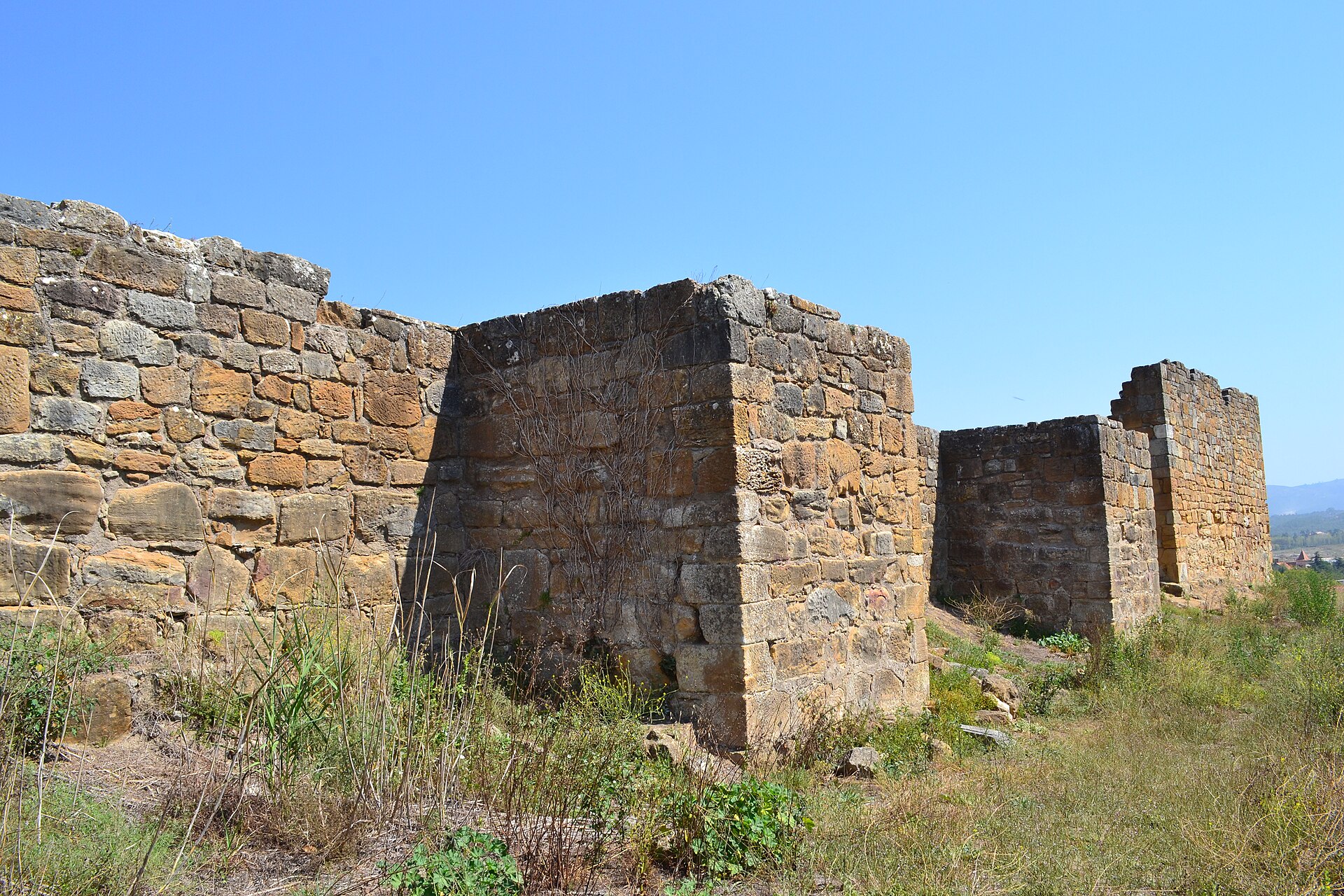 Imagem de referência de Castelo de Alcobaça, descrito nos dados abertos como castelo em Alcobaça de que restam troços de muralhas