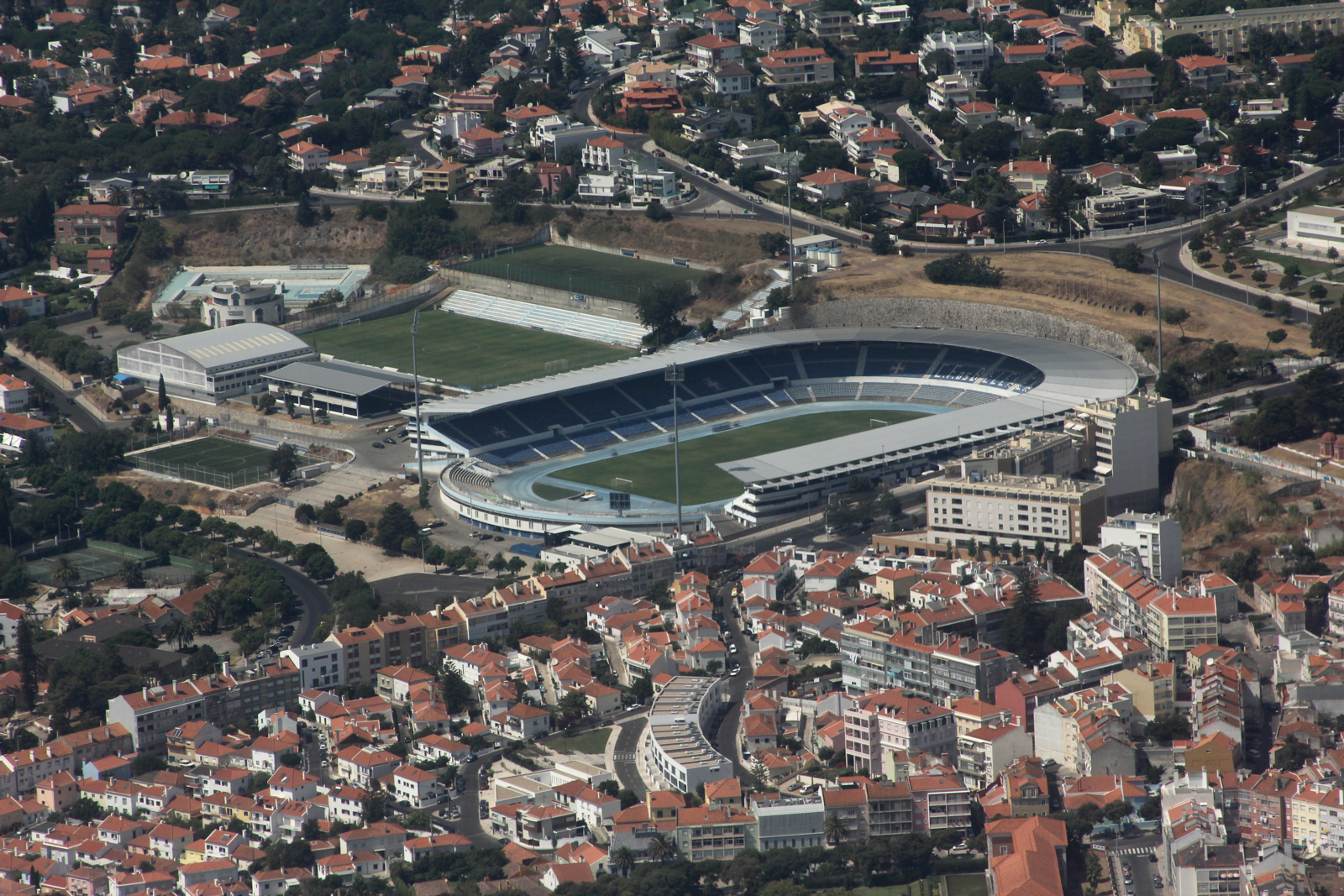 Imagem de referência de Estádio do Restelo, descrito nos dados abertos como estádio de futebol em Lisboa, Portugal