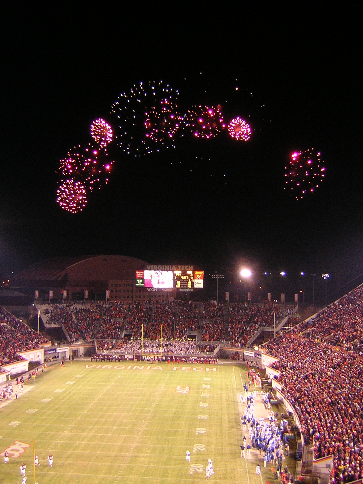 Imagem de referência de Lane Stadium, descrito nos dados abertos como estádio em Blacksburg, Estados Unidos