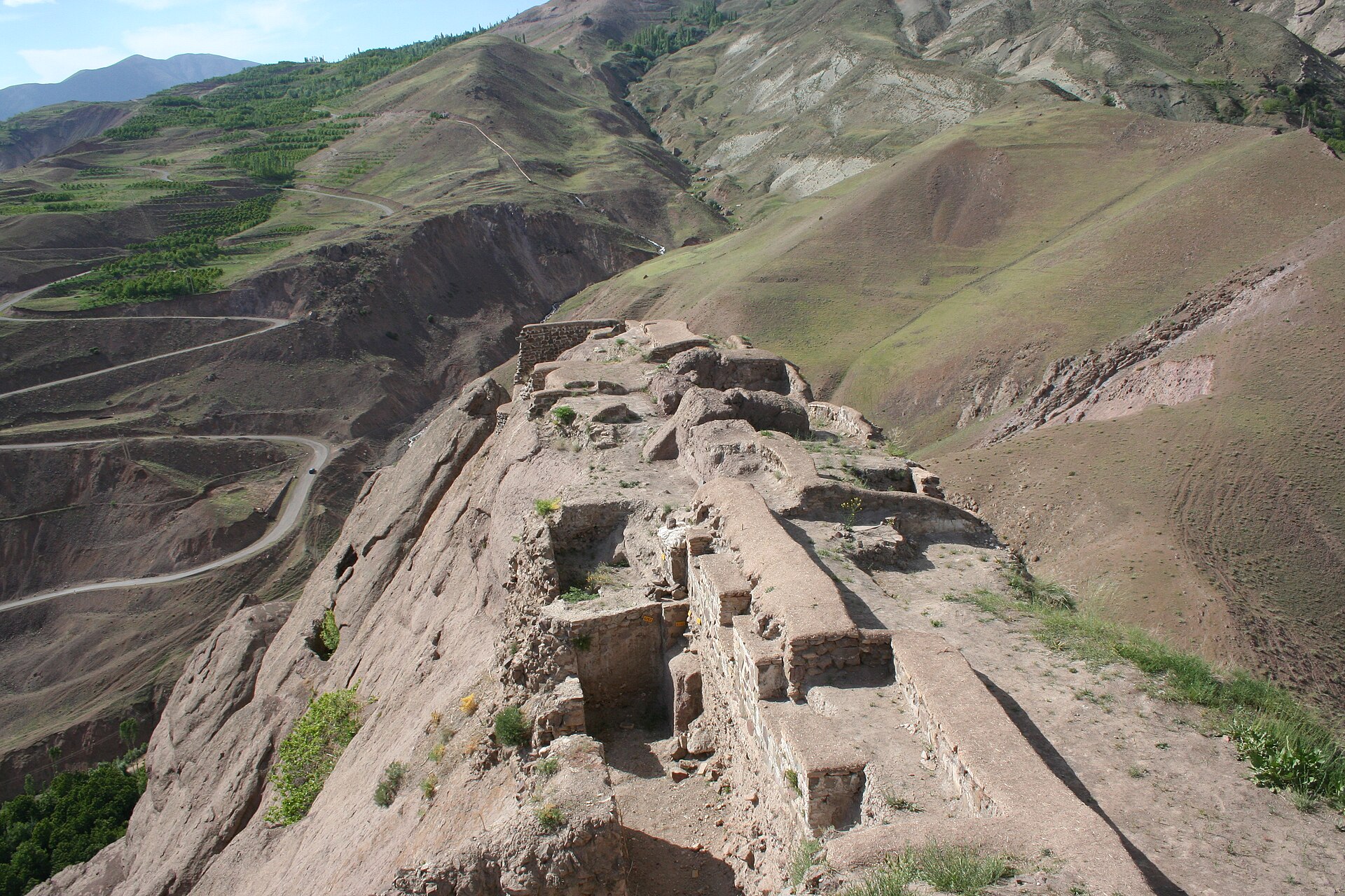 Imagem de referência de Castelo de Alamut, descrito nos dados abertos como fortaleza numa montanha do Irão