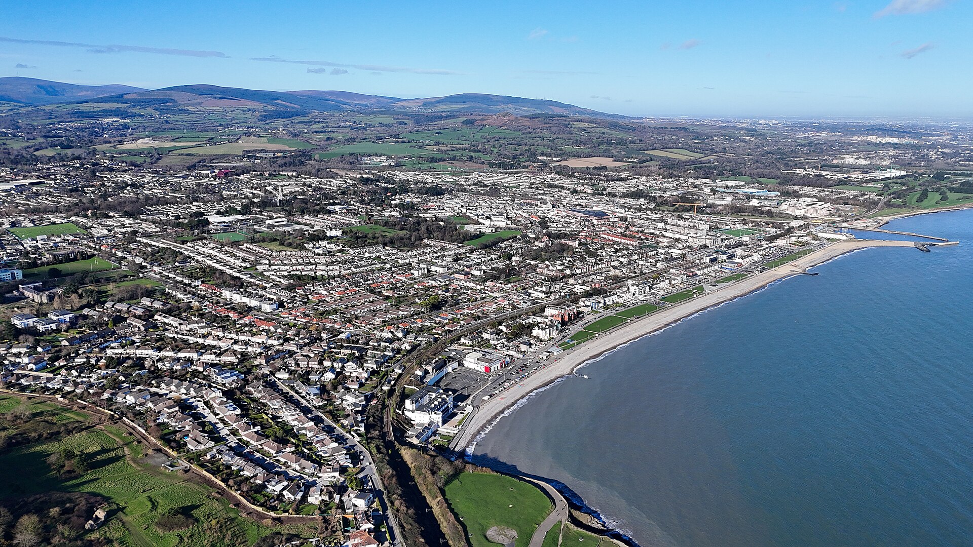 Imagem de referência relacionada a Bray, item descrito como cidade costeira no condado de Wicklow, Irlanda