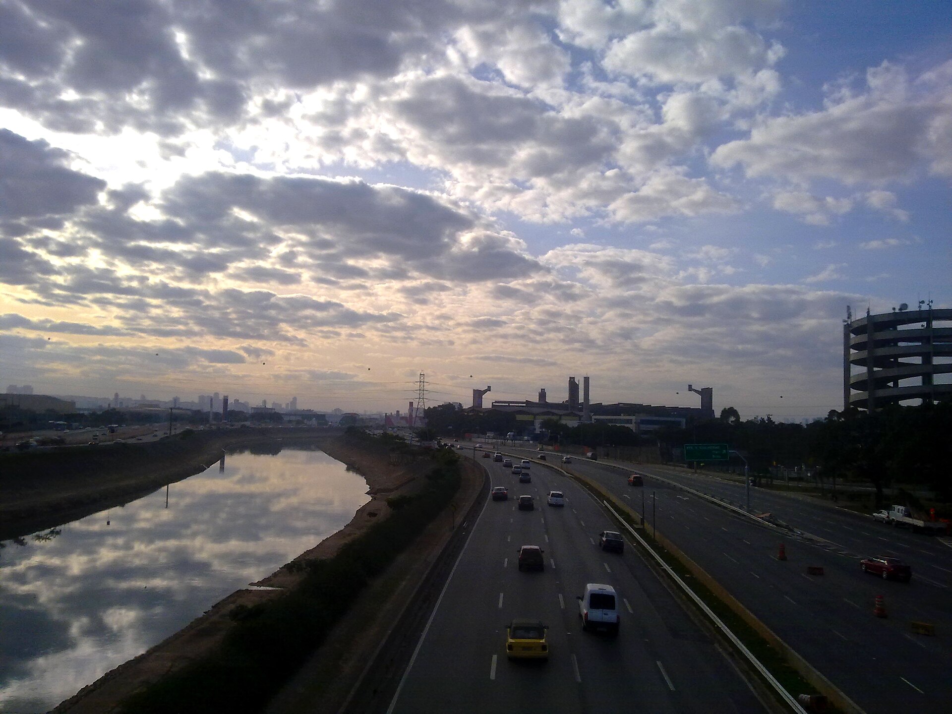 Imagem de referência de Marginal Tietê, descrito nos dados abertos como conjunto de avenidas que margeiam o rio Tietê, em São Paulo
