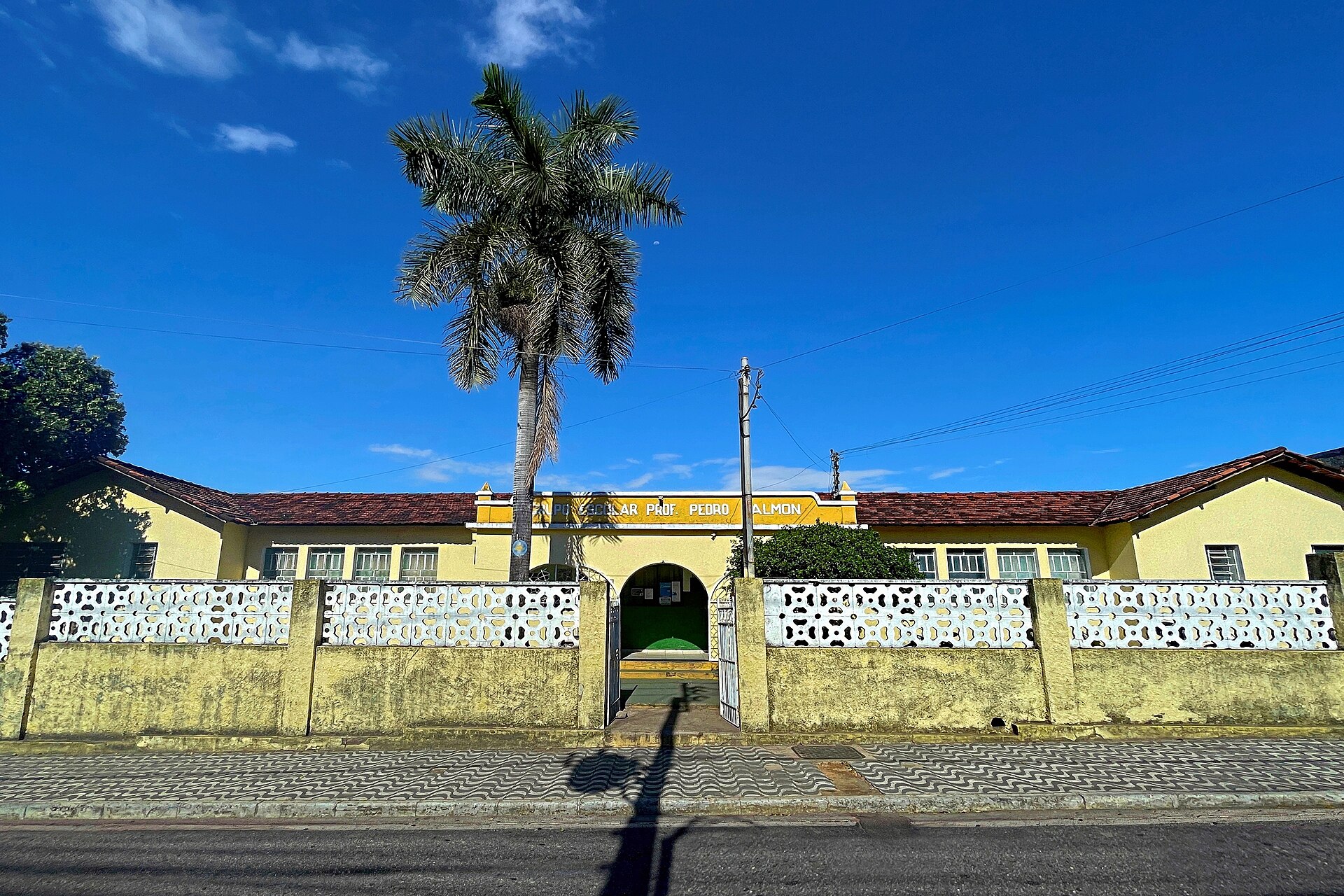 Imagem de referência de Escola Estadual Professor Pedro Calmon, descrito nos dados abertos como prédio escolar em Coronel Fabriciano, Minas Gerais, Brasil