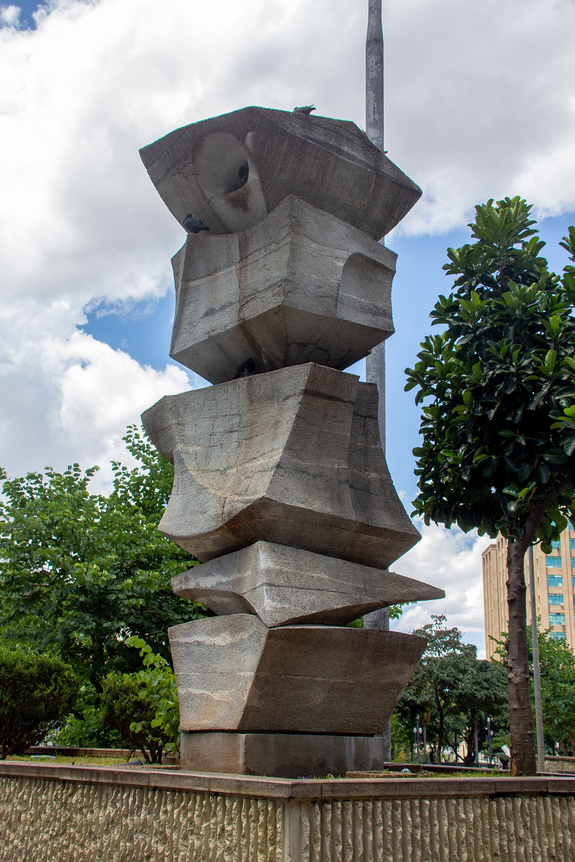Imagem de referência de Totem da Sé, descrito nos dados abertos como monumento localizado no Brasil