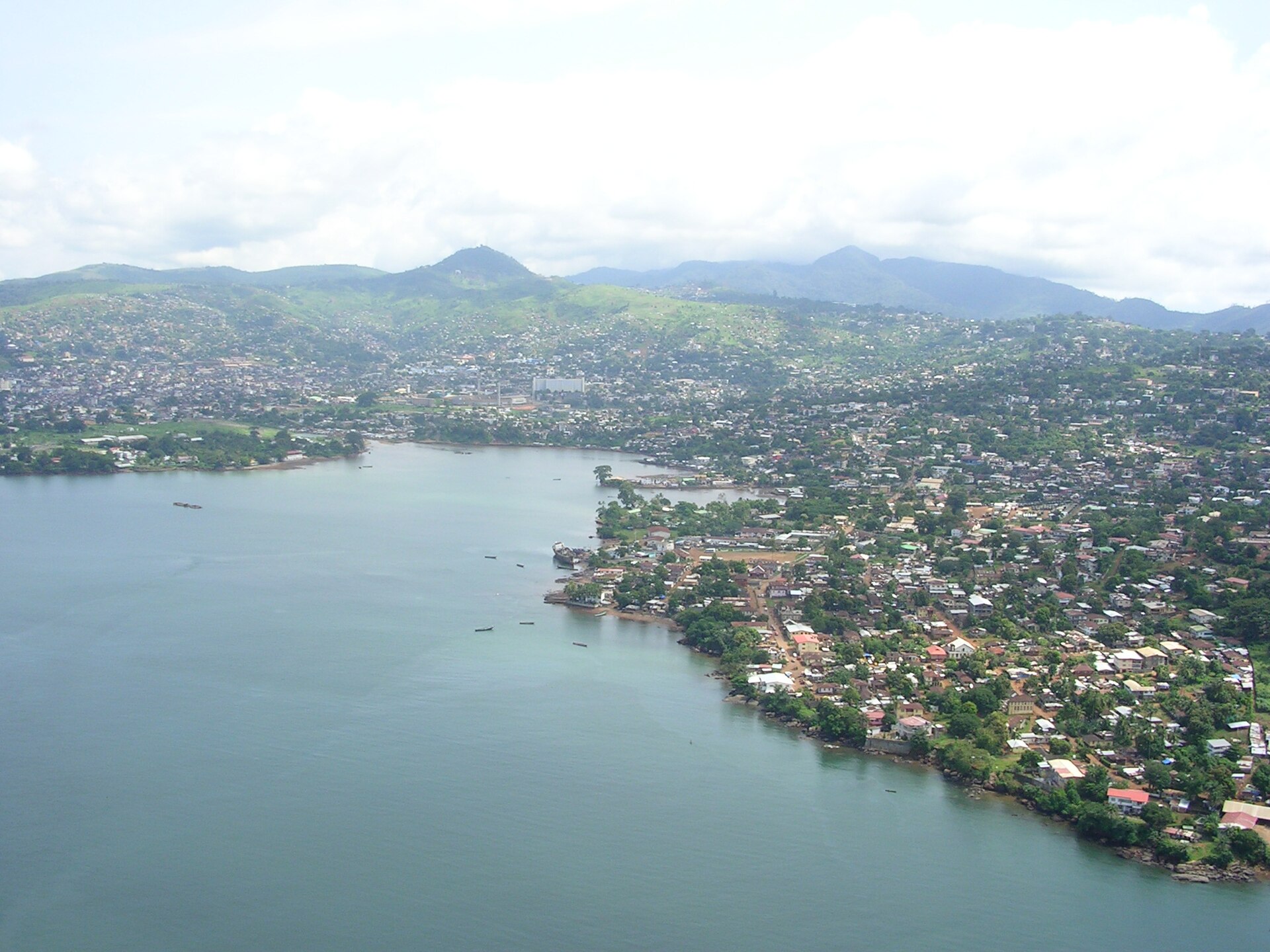 Imagem de referência relacionada a Freetown, item descrito como capital da Serra Leoa