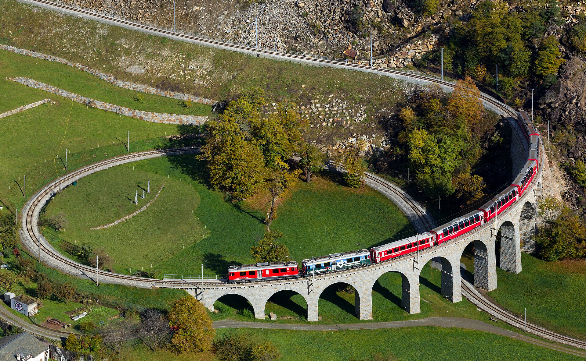 Imagem de referência de Viaduto de Brusio, descrito nos dados abertos como viaduto na Suíça
