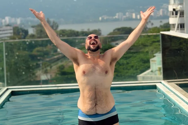 Tiago Abravanel posa de sunga após perder 23 kg e público aplaude