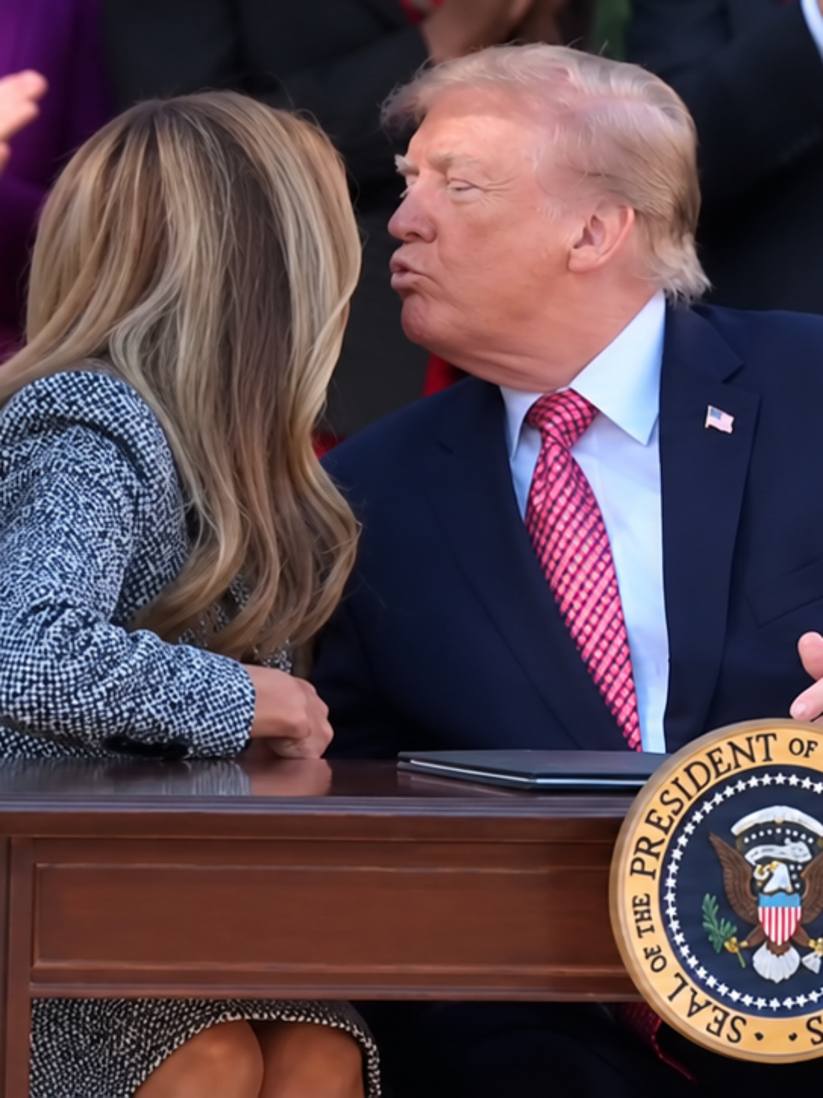 Melania Trump 'desvia' de beijo do marido durante evento na Casa Branca e cena viraliza