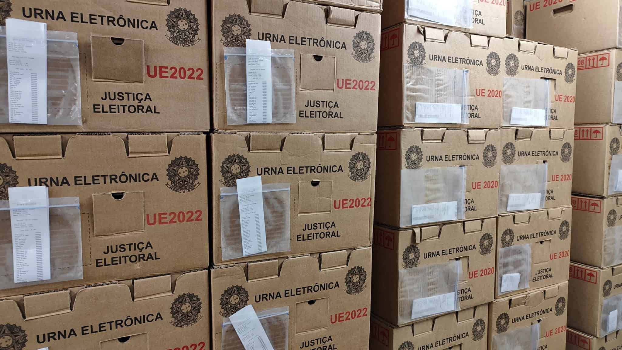 Caixas de papelão empilhadas usadas para armazenar urnas eletrônicas brasileiras.