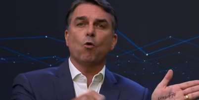 Fl&aacute;vio mostra a palavra 'corrupto' na m&atilde;o Foto: Reprodu&ccedil;&atilde;o/YouTube/Band