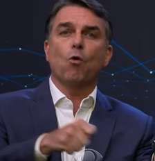 Flávio mostra a palavra 'corrupto' na mão Foto: Reprodução/YouTube/Band
