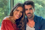 Adriana Sant’anna e Rodrigão posam juntos em frente ao espelho
