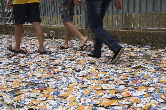 Candidatos ignoram multas e espalham panfletos atrás de votos de última hora