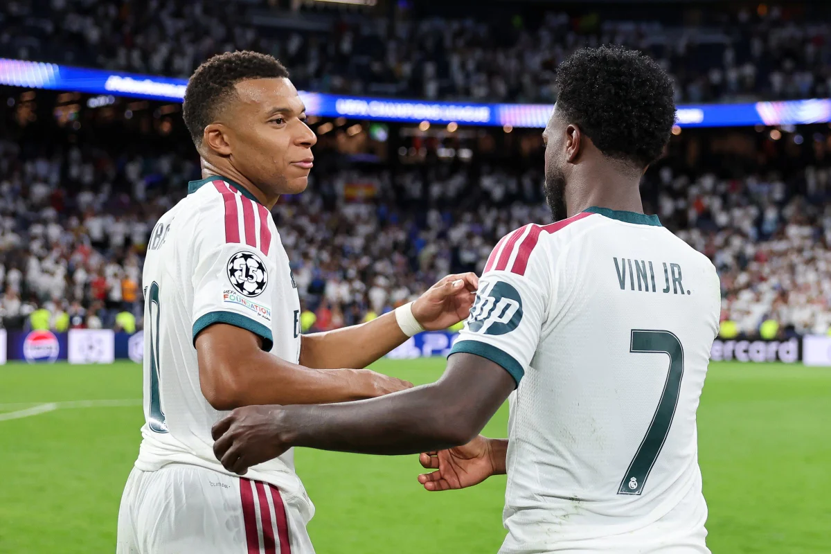 Foto colorida de Mbappé e Vini Jr. - Metrópoles