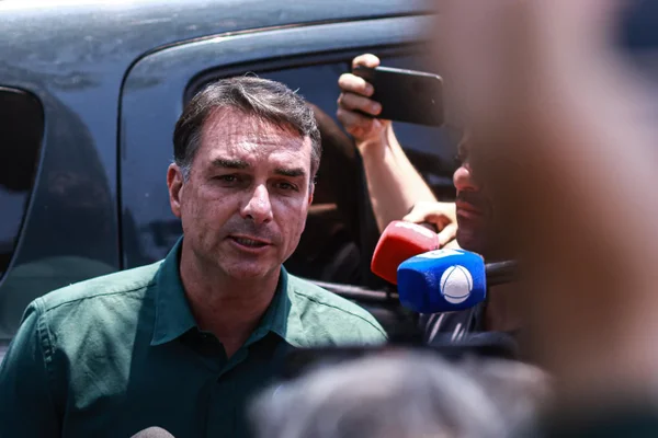 Após 90 dias sem se ver, Flávio e Bolsonaro comemoram resultado do 1º turno
