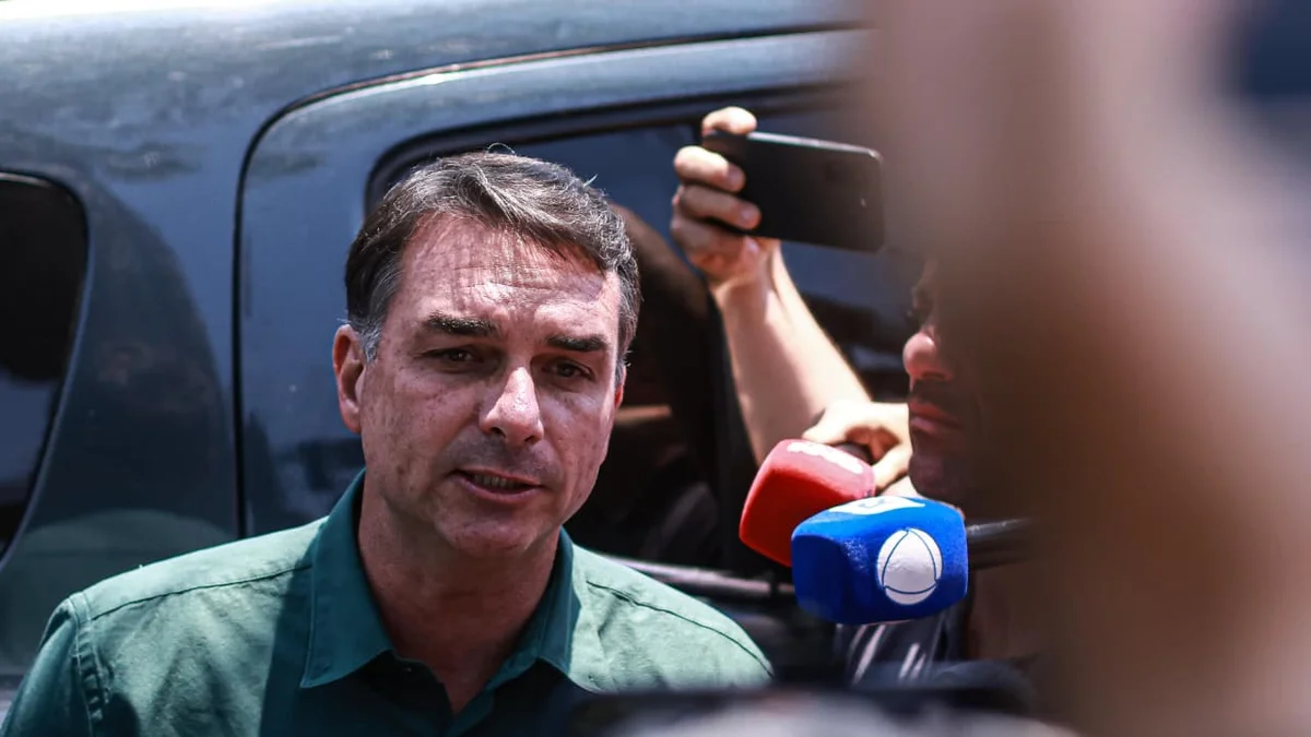 Após 90 dias sem se ver, Flávio e Bolsonaro comemoram resultado do 1º turno