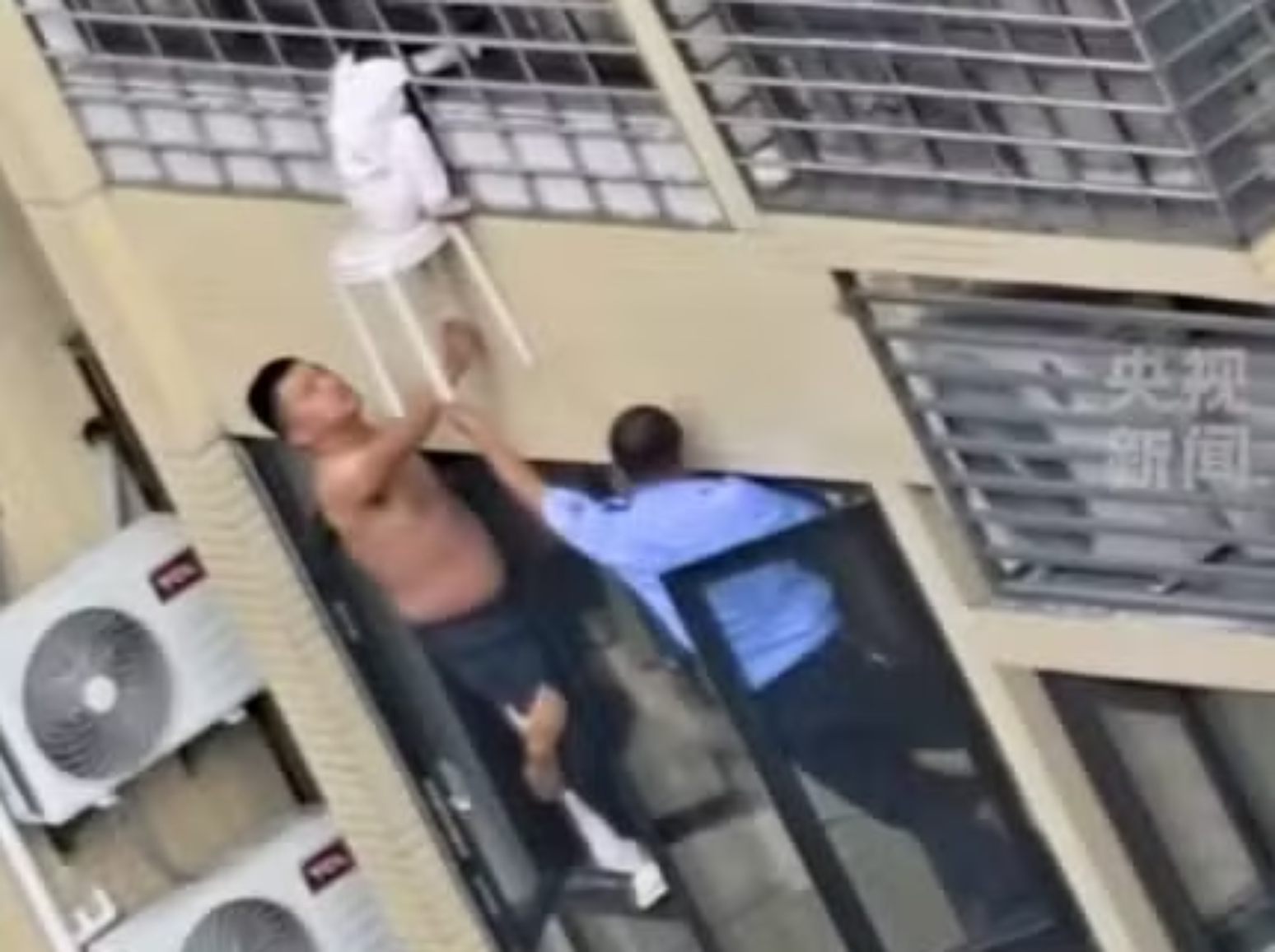 Crian&ccedil;a fica pendurada no 12&ordm; andar e vizinhos correm para salv&aacute;-la