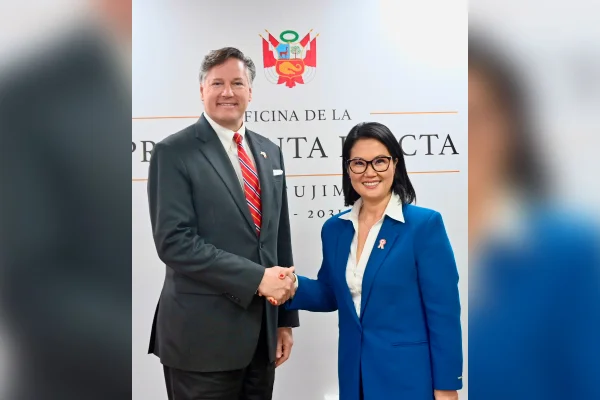 Presidente do Peru impõe regras rígidas sobre vestimenta escolar