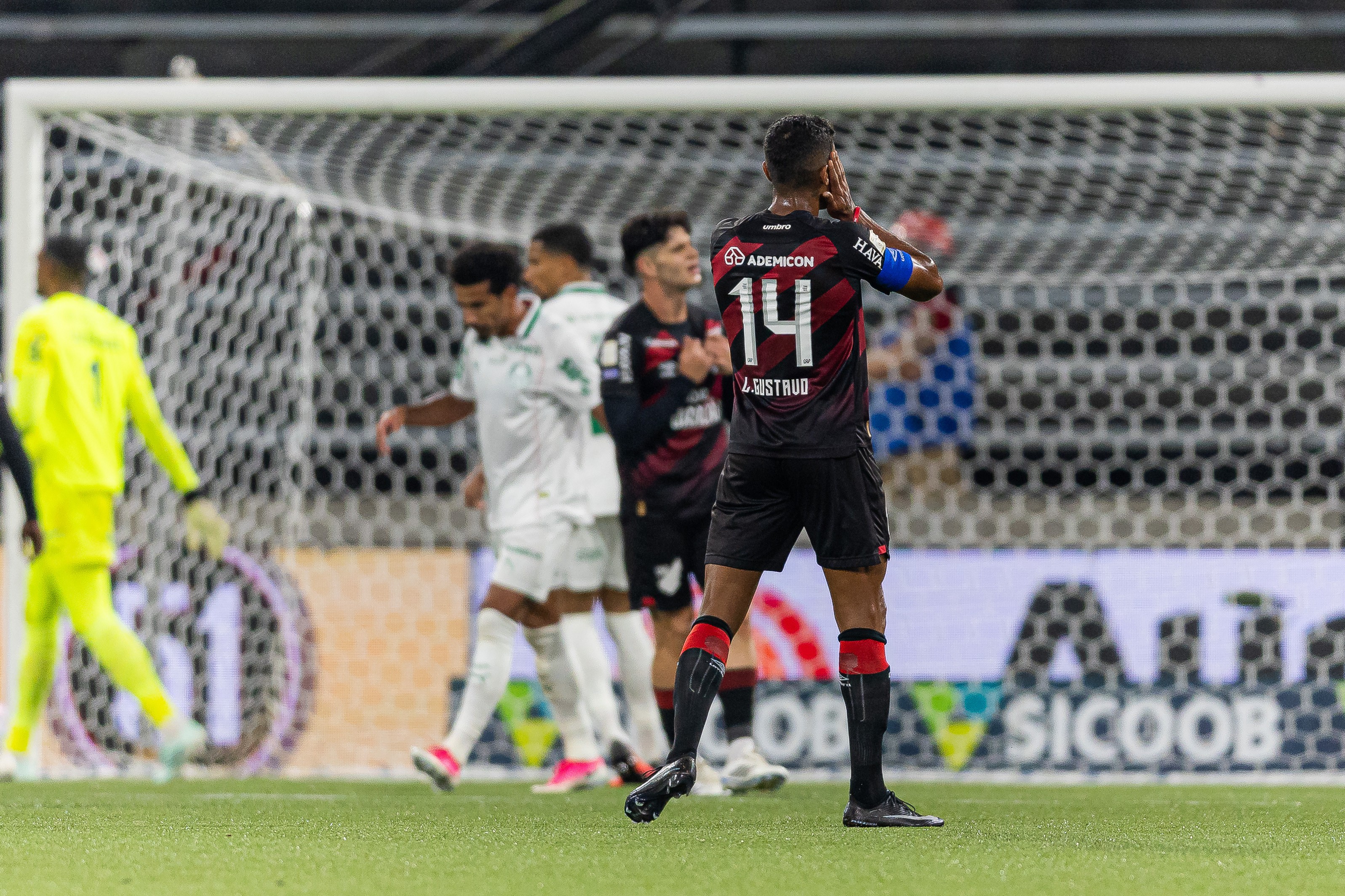 Análise: derrota do Athletico para o Palmeiras não surpreende, mas escancara limitações do elenco