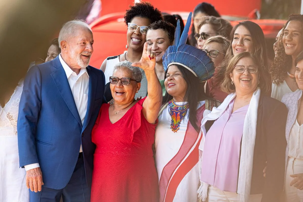 Flávio aposta no centrão e Lula reúne as mulheres e as mães