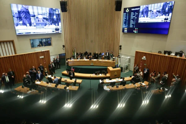 Deputados obtêm assinaturas para projeto que libera nova reeleição na CLDF
