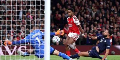 Jogadores de Arsenal e Lille em disputa de bola na Champions - Foto: Justin Setterfield/Getty Images / Jogada10