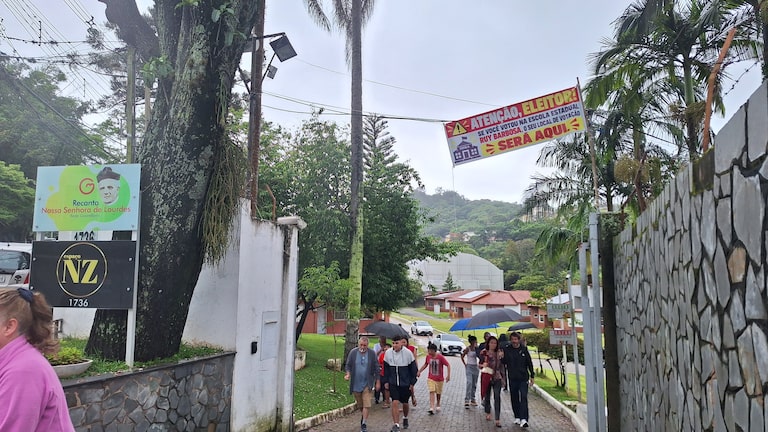 Mudança de local de votação entre escolas a 700m uma da outra divide eleitores na zona norte de SP