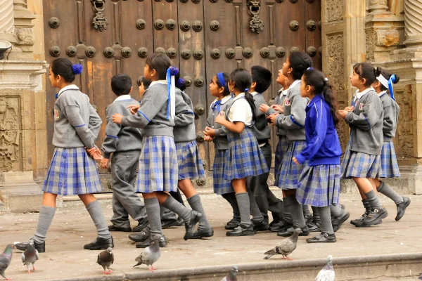 Presidente do Peru impõe regras rígidas sobre vestimenta escolar