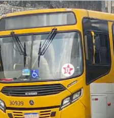 Ônibus com adesivo do PT foram impedidos de deixar a garagem na manhã deste domingo, 25, segundo turno das eleições Foto: Reprodução/X/@opabloreis