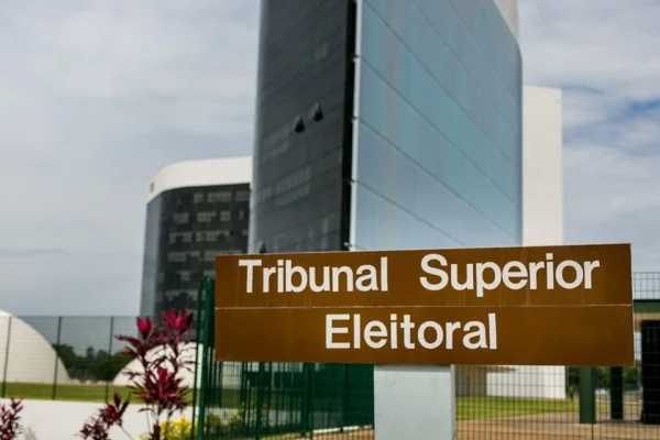 Auxiliares de Lula buscam TSE após minuta para bloquear canais no WhatsApp