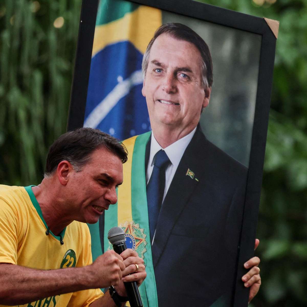 Por que Alexandre de Moraes decidiu autorizar visitas de Flávio a Jair Bolsonaro após 3 meses de proibição