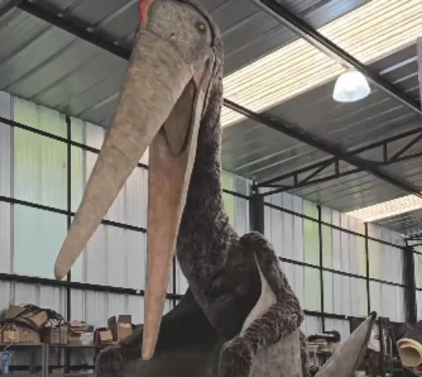 Artista surpreende ao recriar animal primitivo em animatrônico realista