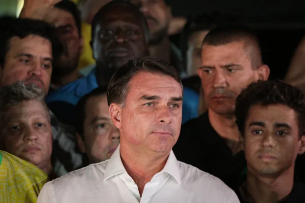 Deputada da Argentina pede explicações sobre entrada de Flávio no país