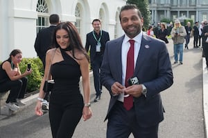 O diretor do FBI, Kash Patel, se noivou de sua namorada de longa data, a cantora country Alexis Wilkins