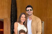 Adriana Sant’anna e Rodrigão posam juntos em frente ao espelho