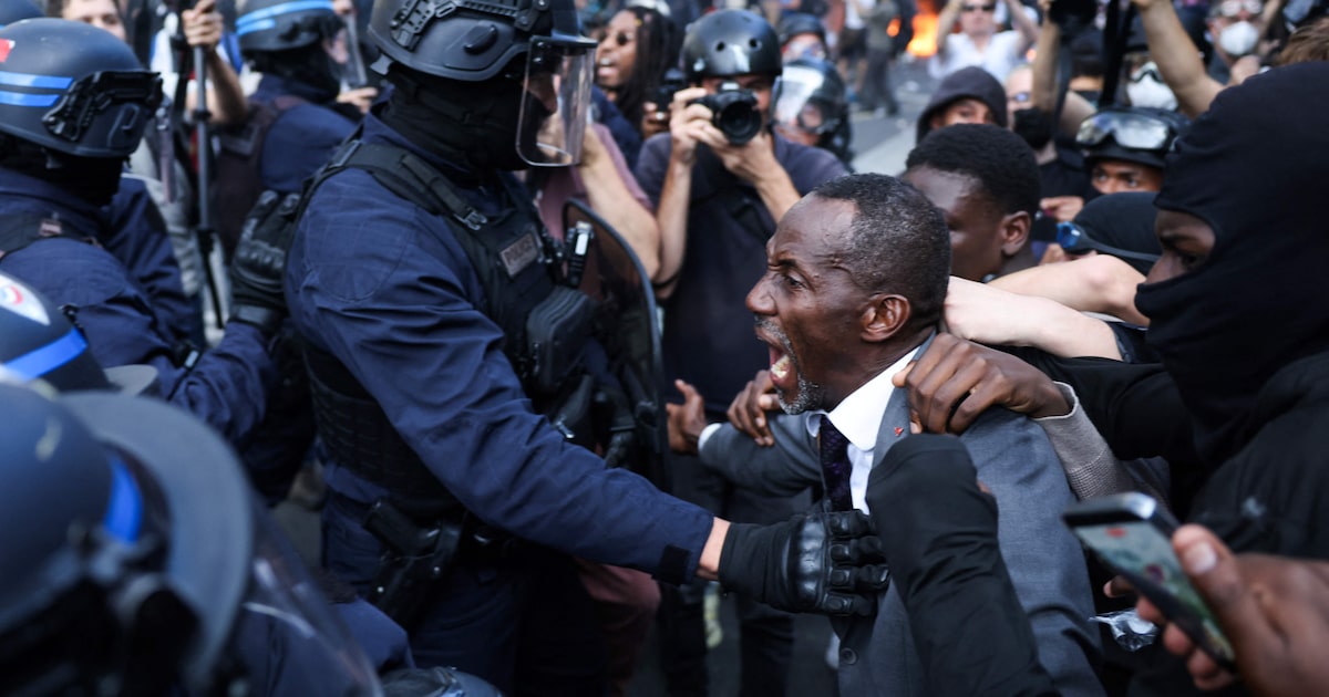 VÍDEO: Prefeito é atingido por gás de pimenta ao tentar proteger manifestantes na França