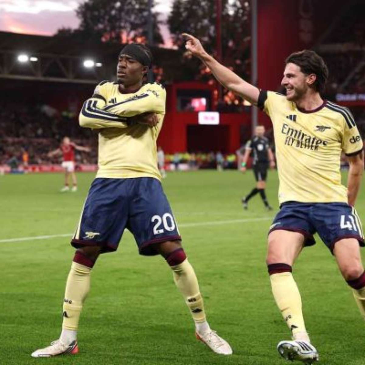 Arsenal sofre até o fim, derrota o Nottingham e segue na cola do City