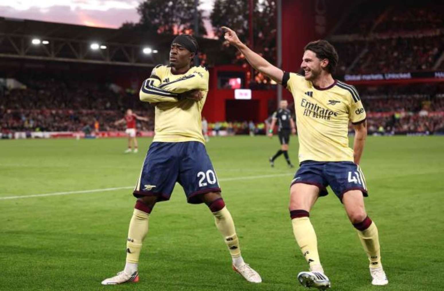 Brasileiro Murillo, do Nottingham Forest, tenta agastar o perigo pressionado por Odegaard, do Arsenal-