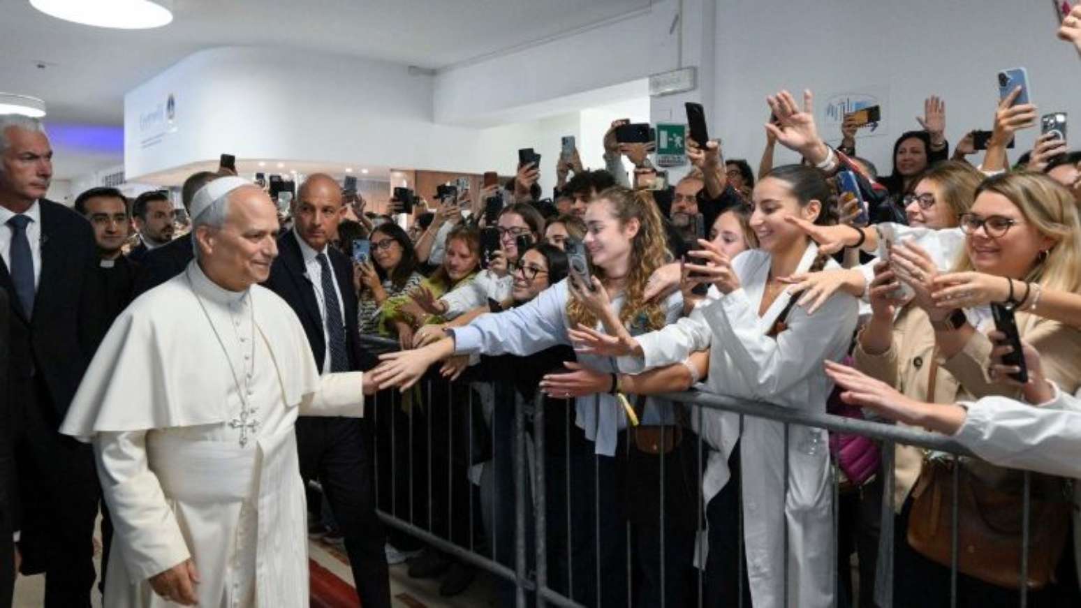 O Papa Le&atilde;o XIV na chegada ao Hospital Gemelli de Roma