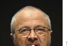 Après 34 ans, Marc Éliard du groupe Indochine range sa basse