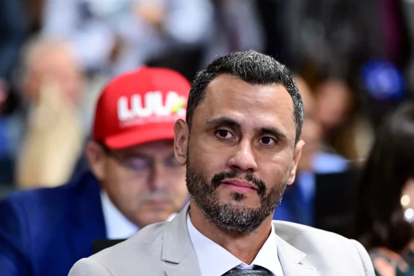 Calado sobre a vitória de Lula, Cleitinho está "chateado", conta aliado