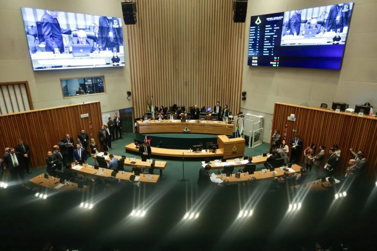 Deputados obtêm assinaturas para projeto que libera nova reeleição na CLDF