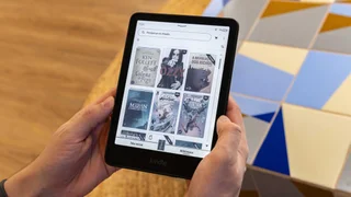 Amazon faz queima de Kindle com tela colorida e dá R$ 480 de desconto; parcela em 10x