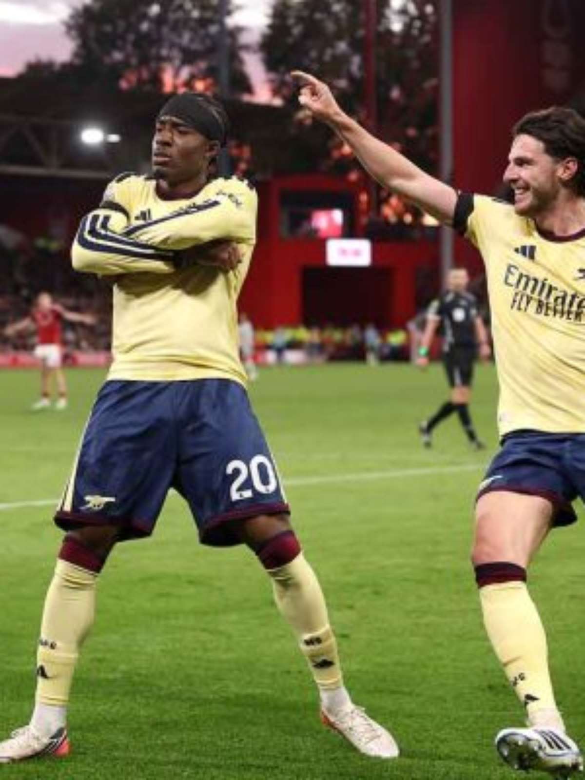 Arsenal sofre até o fim, derrota o Nottingham e segue na cola do City