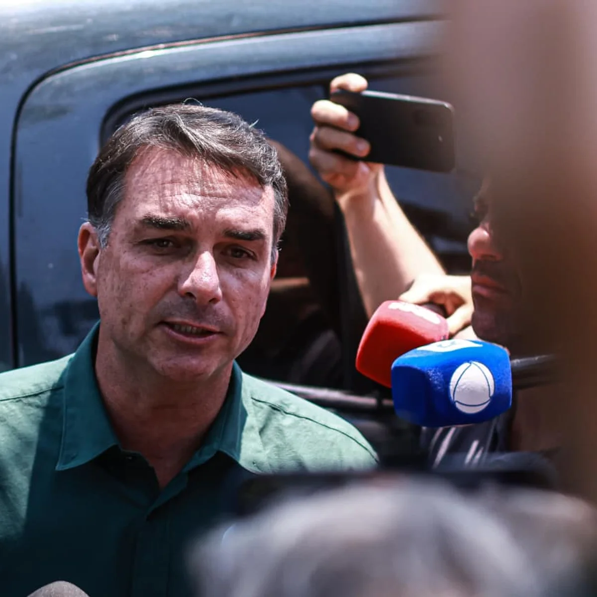 Após 90 dias sem se ver, Flávio e Bolsonaro comemoram resultado do 1º turno