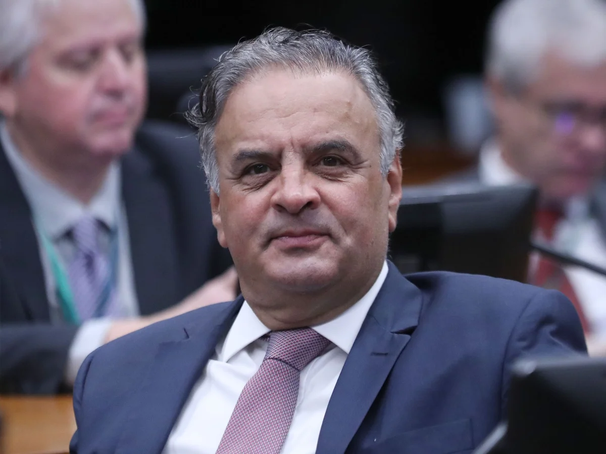 Em nome do PSDB, Aécio cumprimenta Lula pela vitória e ressalta democracia
