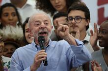 TSE suspende propaganda de Lula que chama Flávio Bolsonaro e vice de ‘dupla dos escândalos’