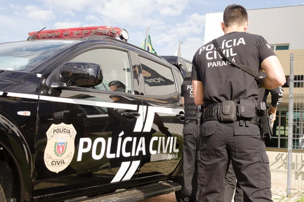 Homem é preso após estuprar e ameaçar mutilar mulher na frente dos filhos
